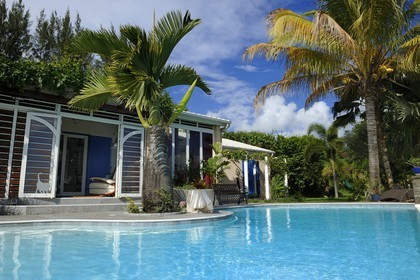France, Ile de la Reunion, Petite Ile, villa tropicale avec piscine à débordement