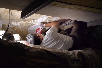 France, Dordogne (24), Montignac, chantier du futur Centre International de l'Art pariétal de Montignac-Lascaux (Lascaux 4), le passage de la grotte reconstituée par l’Atelier des Fac-Similés du Périgord (AFSP), réalisation des jointures des panneaux de surfaces ornées