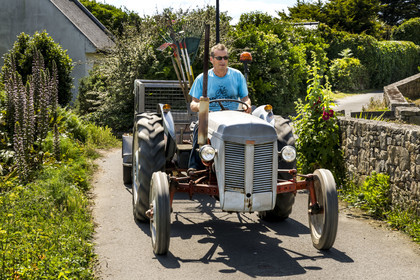France, Finistère (29), Iles du Ponant, Ile de Batz, le tracteur est le moyen de transport principal de l'ile