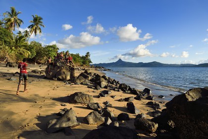 France, Ile de Mayotte, Grande-Terre, Sada, enfants jouant sur Tahiti plage (Mtsagnougni) dans la baie de Bouéni