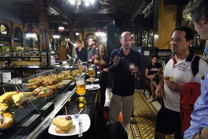 Espagne, Pays basque espagnol, Biscaye, Bilbao, Café Iruna, pintxos (pinchos)