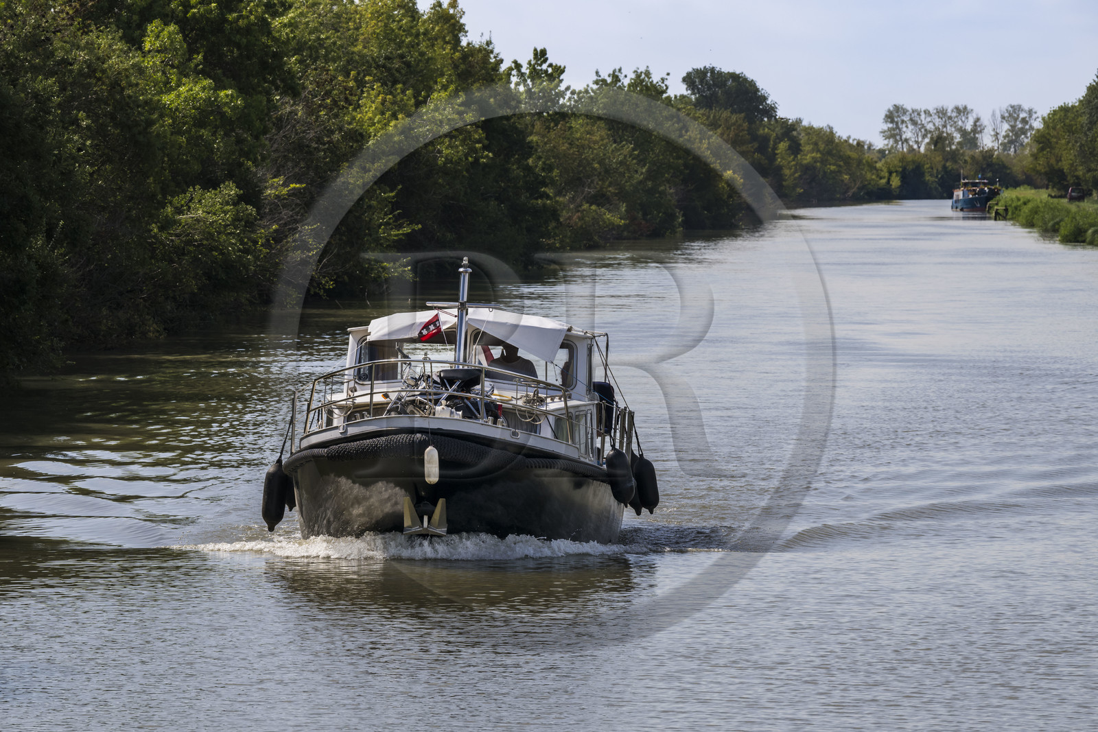 France, Gard (30), Saint-Gilles du Gard, Camargue, navigation sur le canal du Rhône à Sète