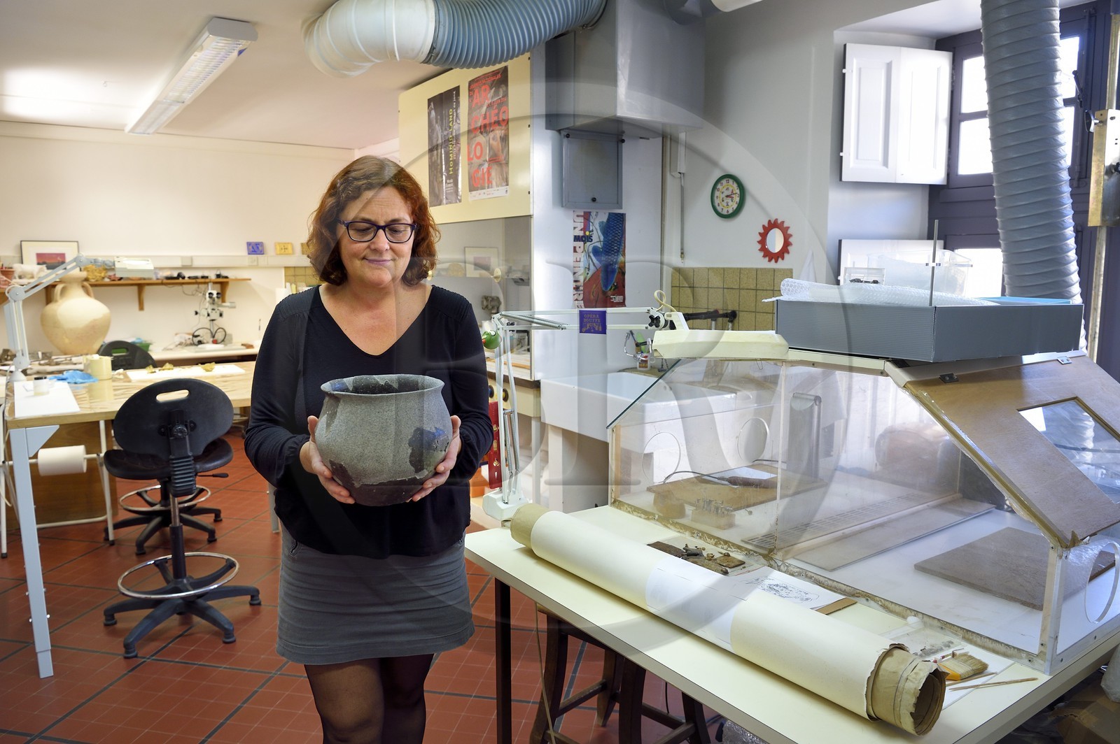 France, Calvados (14), Caen, le château ducal de Guillaume le Conquerant, musée de Normandie, laboratoire de restauration, la restauratrice Lucie Voracek