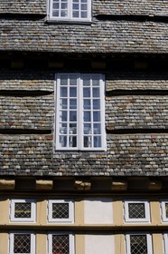 France, Finistère (29), Quimper, maison médiévale rue Kéréon, détail de la toiture