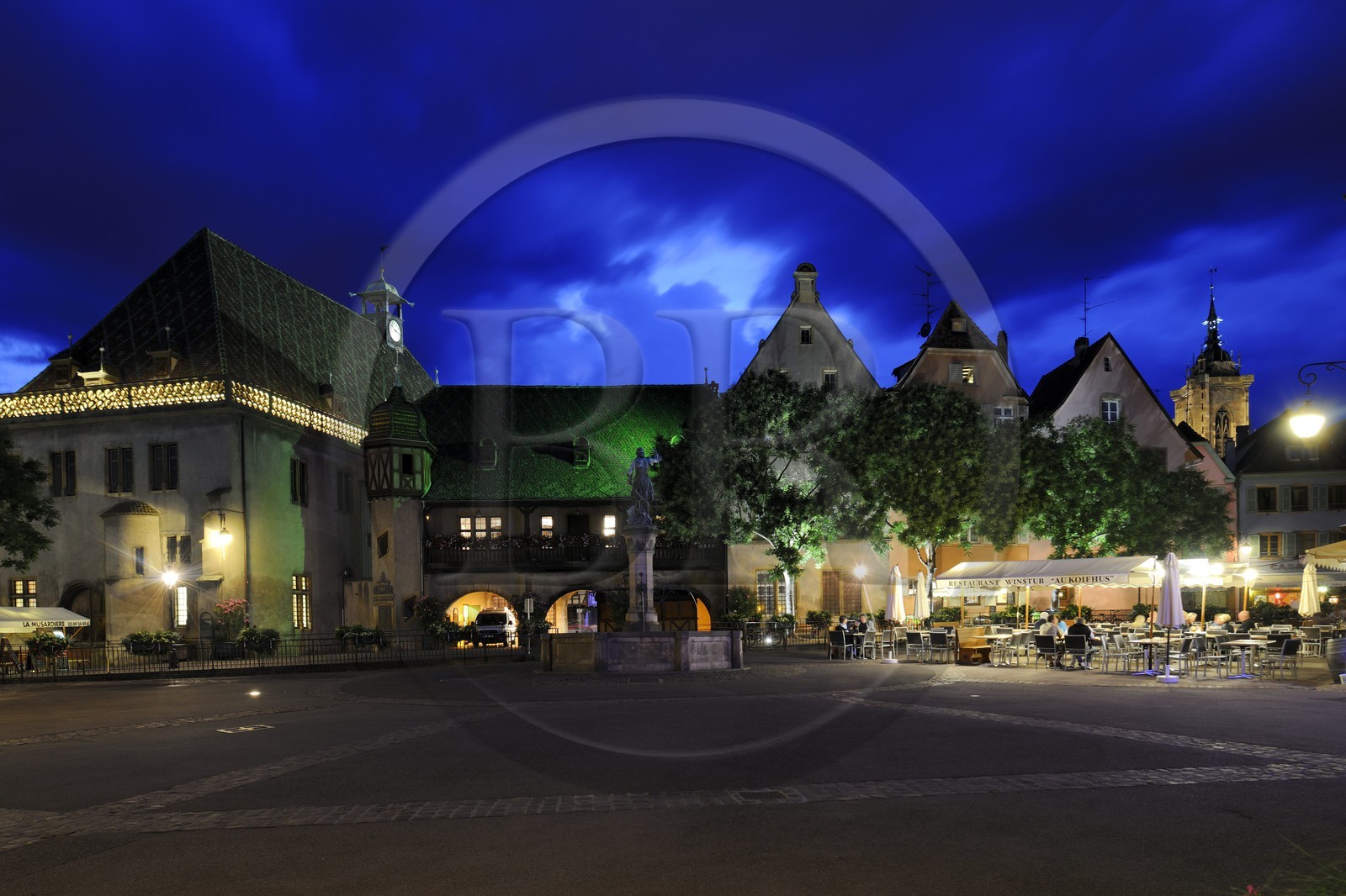 France, Haut-Rhin (68), Colmar, la place de l'Ancienne Douane, la Fontaine Schwendi oeuvre de Bartholdi et l'Ancienne Douane (Koifhus)