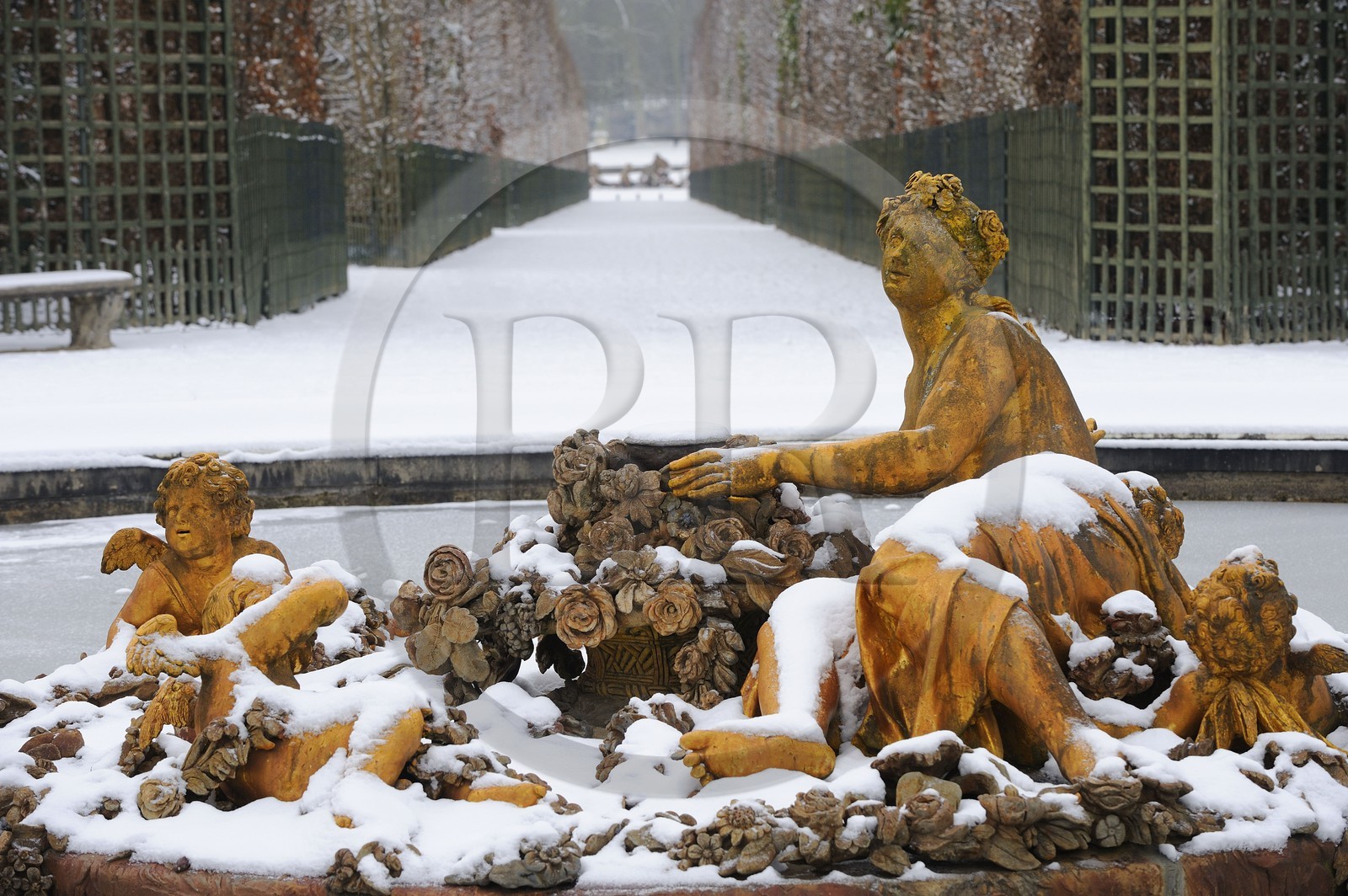 France, Yvelines (78), parc du château de Versailles sous la neige, classé Patrimoine Mondial de l'UNESCO, bassin de Cérès aussi appellé du Printemps oeuvre de Tuby en hiver