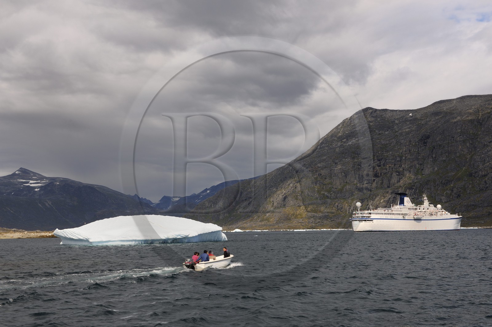 Groenland, fjord de Nanortalik, le bateau de croisière le Princess Danané au mouillage