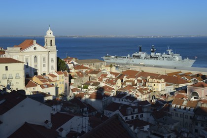 Portugal, Lisbonne, quartier de l'Alfama, vue sur les toits du quartier de l'Alfama, l'église Saint-Etienne (Santo Estêvão) et le Tage depuis la terrasse du Largo das Portas do Sol