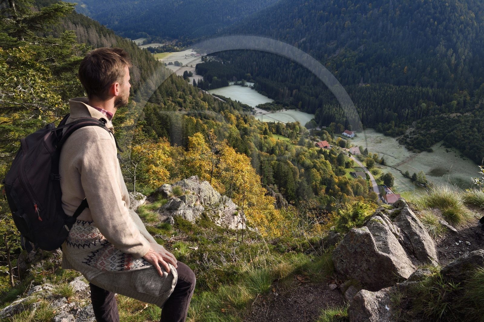 France, Vosges (88), Le Valtin, randonnée au lieu dit les Roches qui surplombe la vallée du Valtin dans la haute-vallée de la Meurthe sur le circuit des Roches