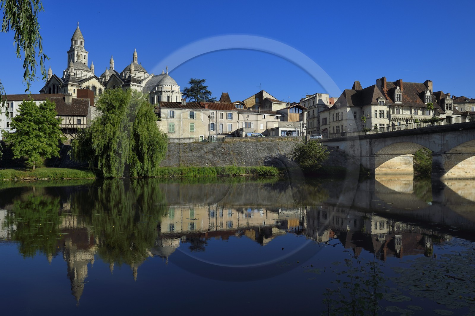 France, Dordogne (24), Périgord Blanc, Périgueux, la Cathédrale Saint-Front, étape sur le chemin de Saint-Jacques-de-Compostelle site classé Patrimoine Mondial de l'UNESCO, le pont des Barris et la maison des Consuls (maison Cayla) du XVème siècle (à droite) sur les bords de l'Isle