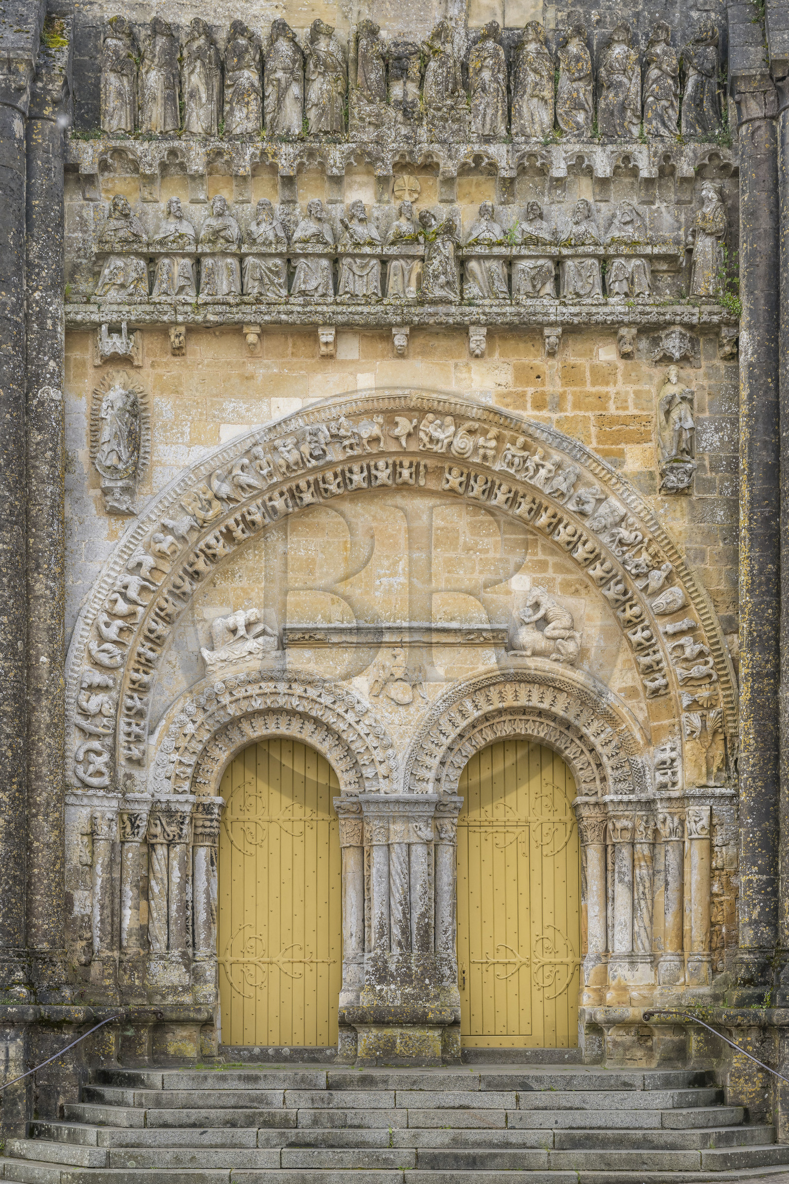 France, Vendée (85), Vouvant, labellisé Les Plus Beaux Villages de France, l'église Notre-Dame-de-l'Assomption, portail monumental divisé en deux parties, partie basse romane (XIIe siècle) et partie haute gothique (XVe siècle)