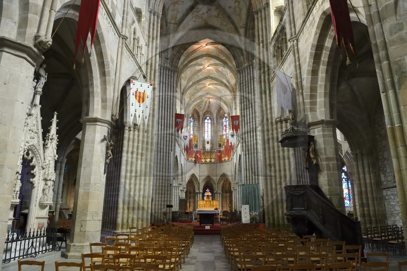 France, Côtes-d'Armor (22), Tréguier, nef de la cathédrale Saint-Tugdual