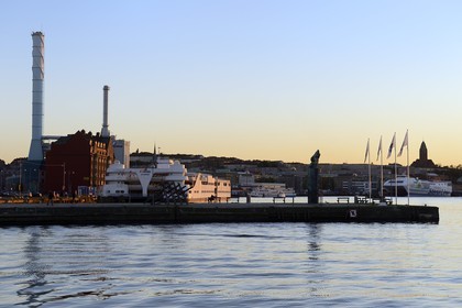 Suède, Västra Götaland, Göteborg (Gothenburg), la jetée de Stenpiren dans le port et le quai de Masthuggskajen