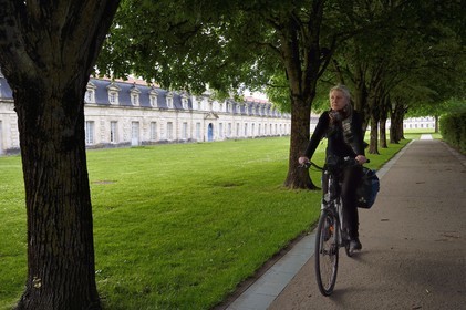 France, Charente-Maritime (17), Rochefort, Centre International de la mer dans l'ancien Arsenal maritime de Rochefort, la Corderie Royale conçue par Colbert en 1666 et cycliste sur la véloroute La Flow Vélo