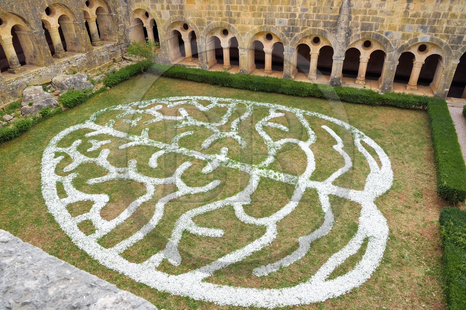 France, Var (83), Abbaye cistercienne du Thoronet, installation des artistes Anne et Patrick Poirier dans le jardin du cloitre