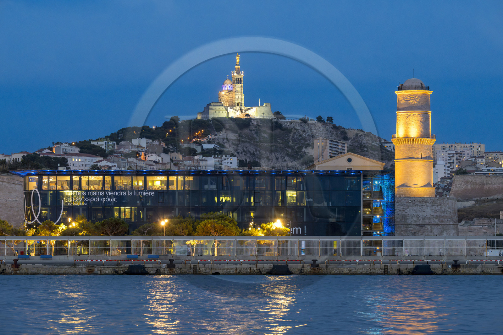 France, Bouches-du-Rhône (13), Marseille, le Mucem (Musée des civilisations de l'Europe et de la Méditerranée), le Fort Saint-Jean à droite, la basilique Notre Dame de la Garde en arrière plan