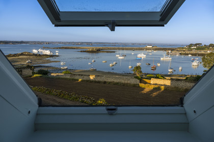 France, Finistère (29), Iles du Ponant, Ile de Batz, baie de  Porz-Kernok dans le chenal au petit matin
