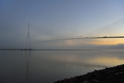 France, entre Calvados (14) et Seine-Maritime (76), le Pont de Normandie dans les brumes de l'aube, il enjambe la Seine pour relier les villes de Honfleur et du Havre