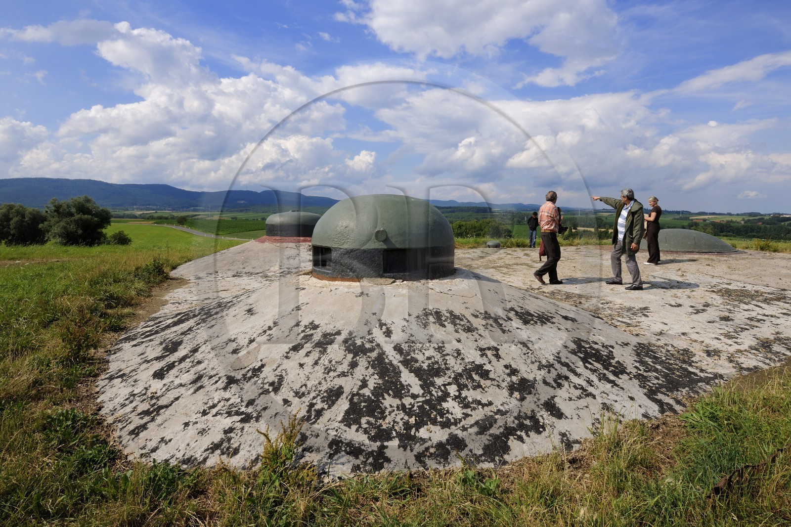 France, Bas-Rhin (67), Hunspach, la Ligne Maginot, le fort de Schoenenbourg, les dessus du bloc 2 avec ses cloches blindées de guetteurs
