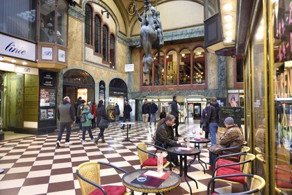 République Tchèque, Prague, centre historique classé Patrimoine Mondial de l'UNESCO, nouvelle ville (Nove mesto), galerie marchande du palais Lucerna, statue de Saint Venceslas du sculpteur David Cerny