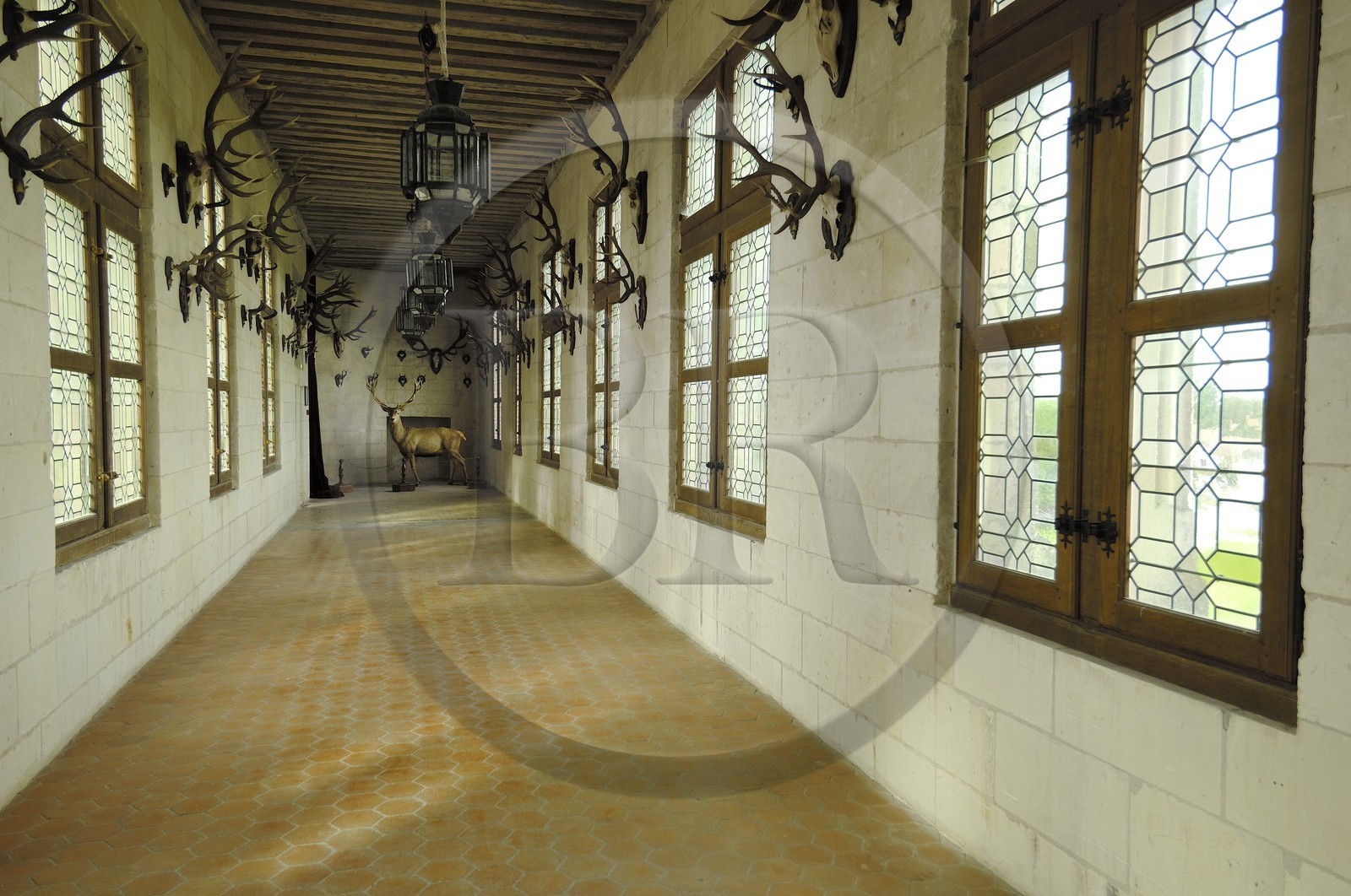 France, Loir et Cher (41), Vallée de la Loire classée Patrimoine Mondial de l' UNESCO, château de Chambord, galerie couverte menant à la chapelle