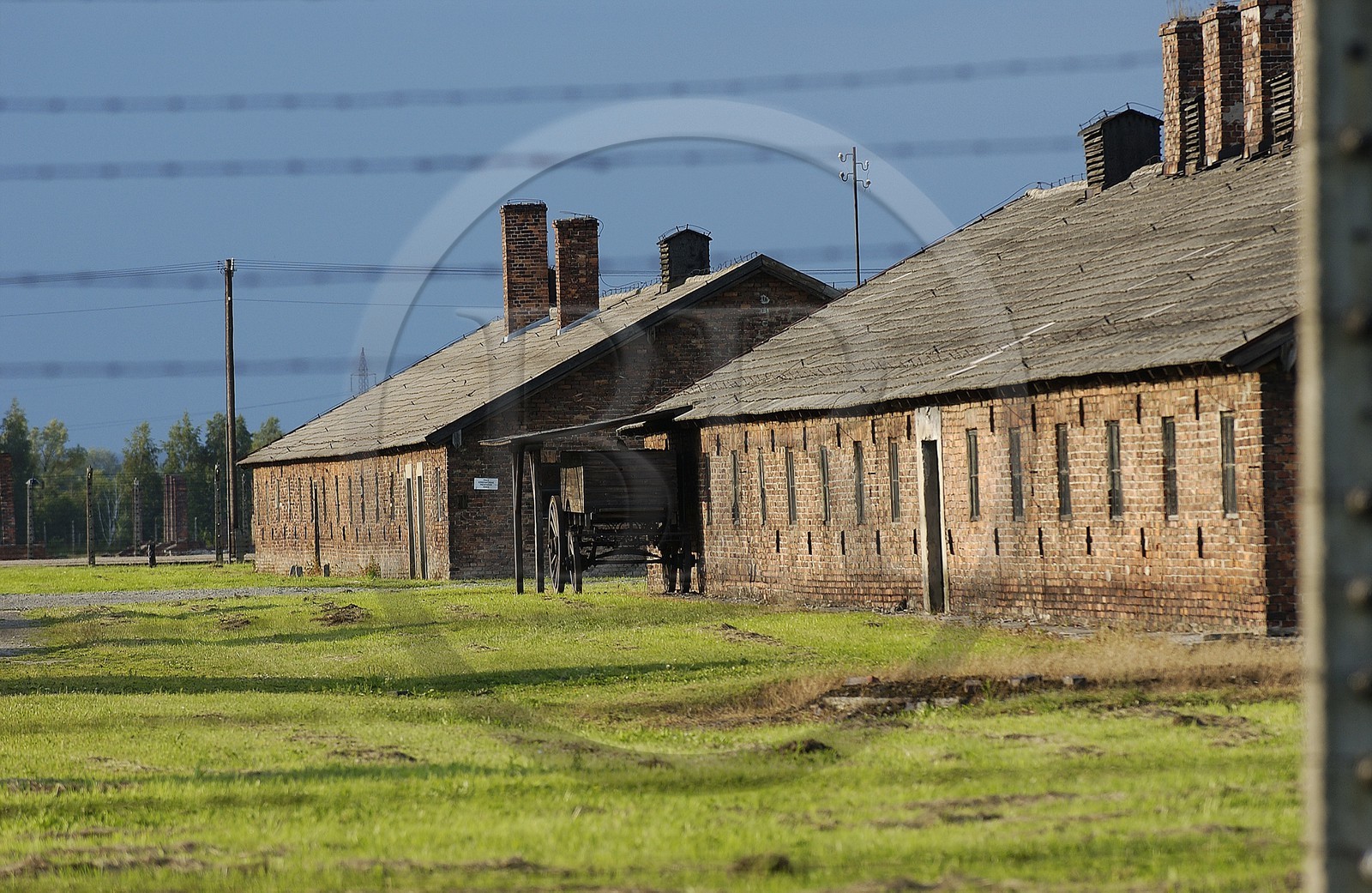 Pologne, région de la Petite-Pologne, environs de Cracovie, village d' Oswiecim, camp d' Extermination d' Auschwitz-Birkenau, baraquements derrières barbelés électrifiés qui entourent le camp
