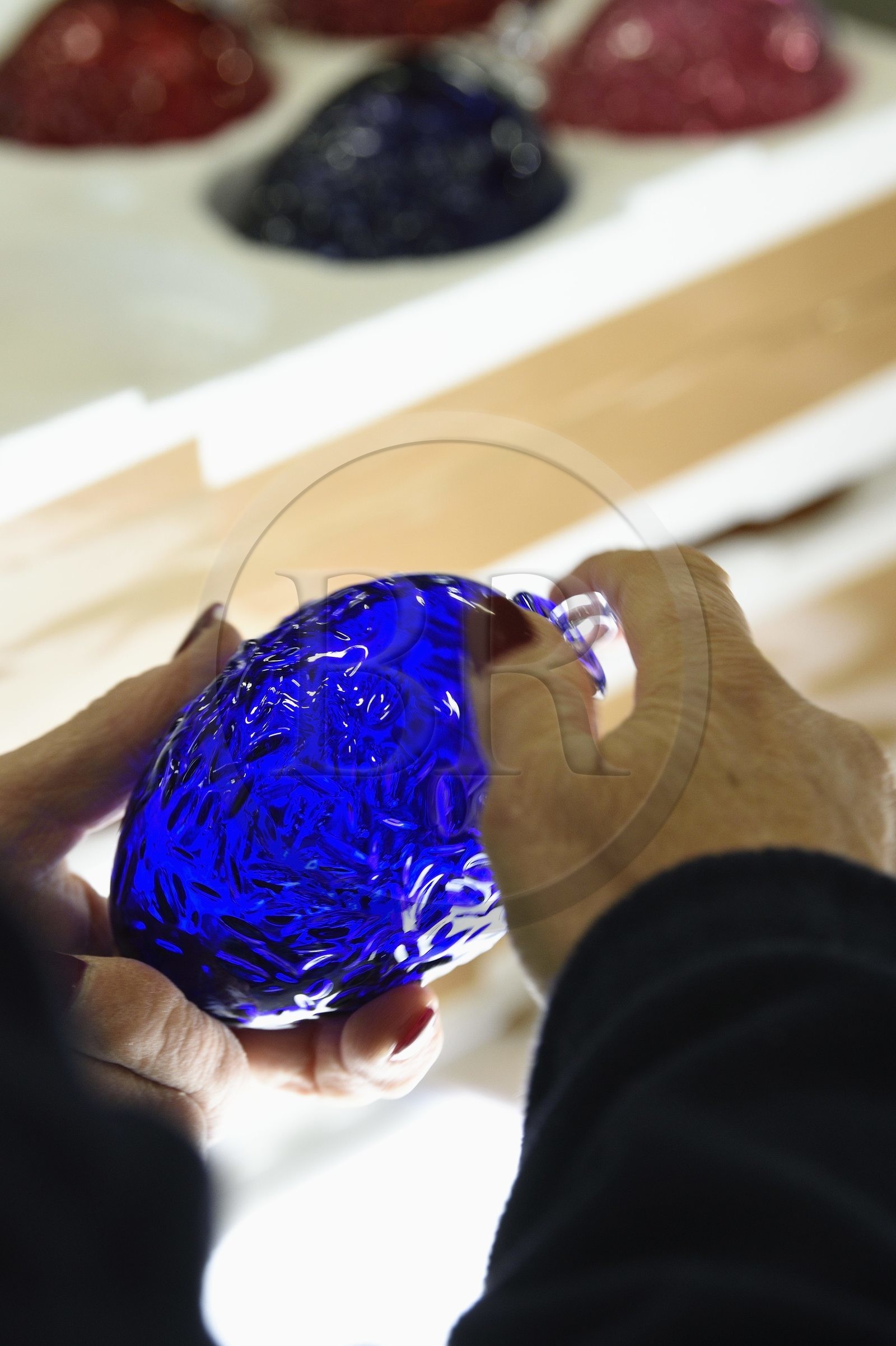 France, Moselle, Meisenthal, Centre international d'Art verrier (CIAV) (international glass centre), sorting and quality control of Christmas balls