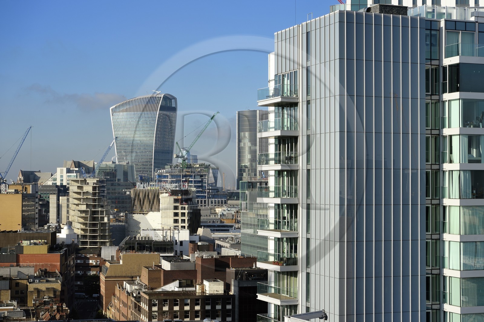 Royaume-Uni, Londres, quartier Whitechapel, les nouveaux immeubles d'Aldgate et le gratte-ciel 20 Fenchurch Street surnommée le Talkie-Walkie conçu par l'architecte Rafael Vinoly en arrière plan