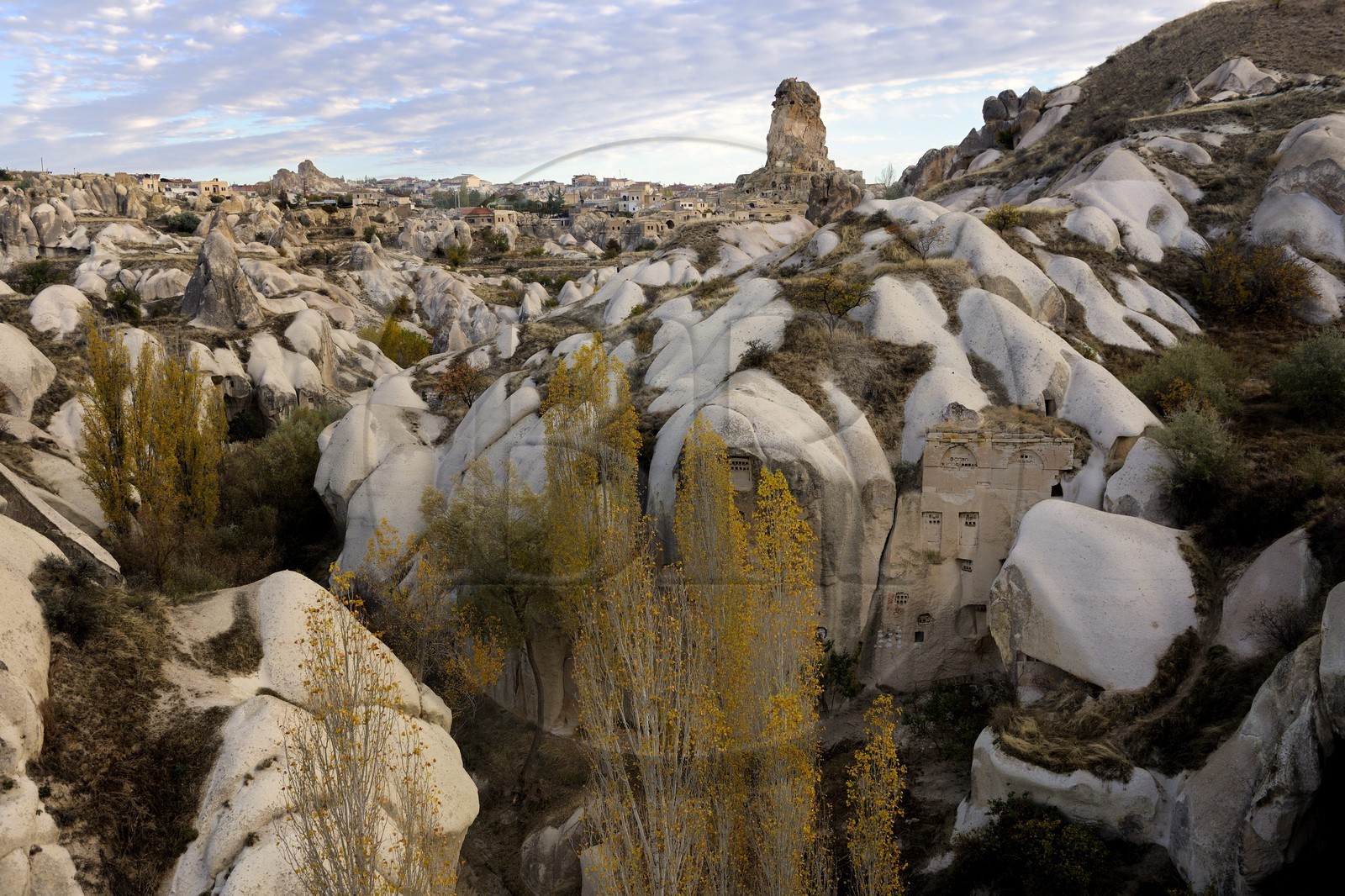 Turquie, Anatolie Centrale, province de Nevsehir, Cappadoce classée Patrimoine Mondial de l'UNESCO, pigeonniers du vallon de Balkan et village d' Ortahisar (vue aérienne)