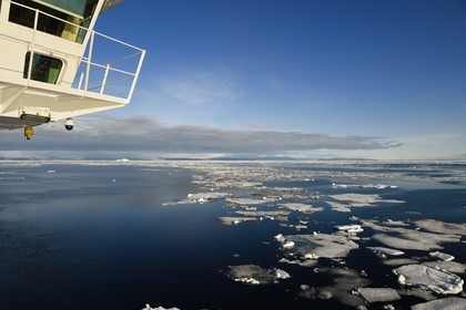 Groenland, cote Nord-Ouest, Smith sound au nord de la baie de Baffin, le bateau de croisière MS Fram de la compagnie Hurtigruten progressant entre les blocs de glace de la banquise, la côte canadienne de l'ile d'Ellesmere en arrière plan