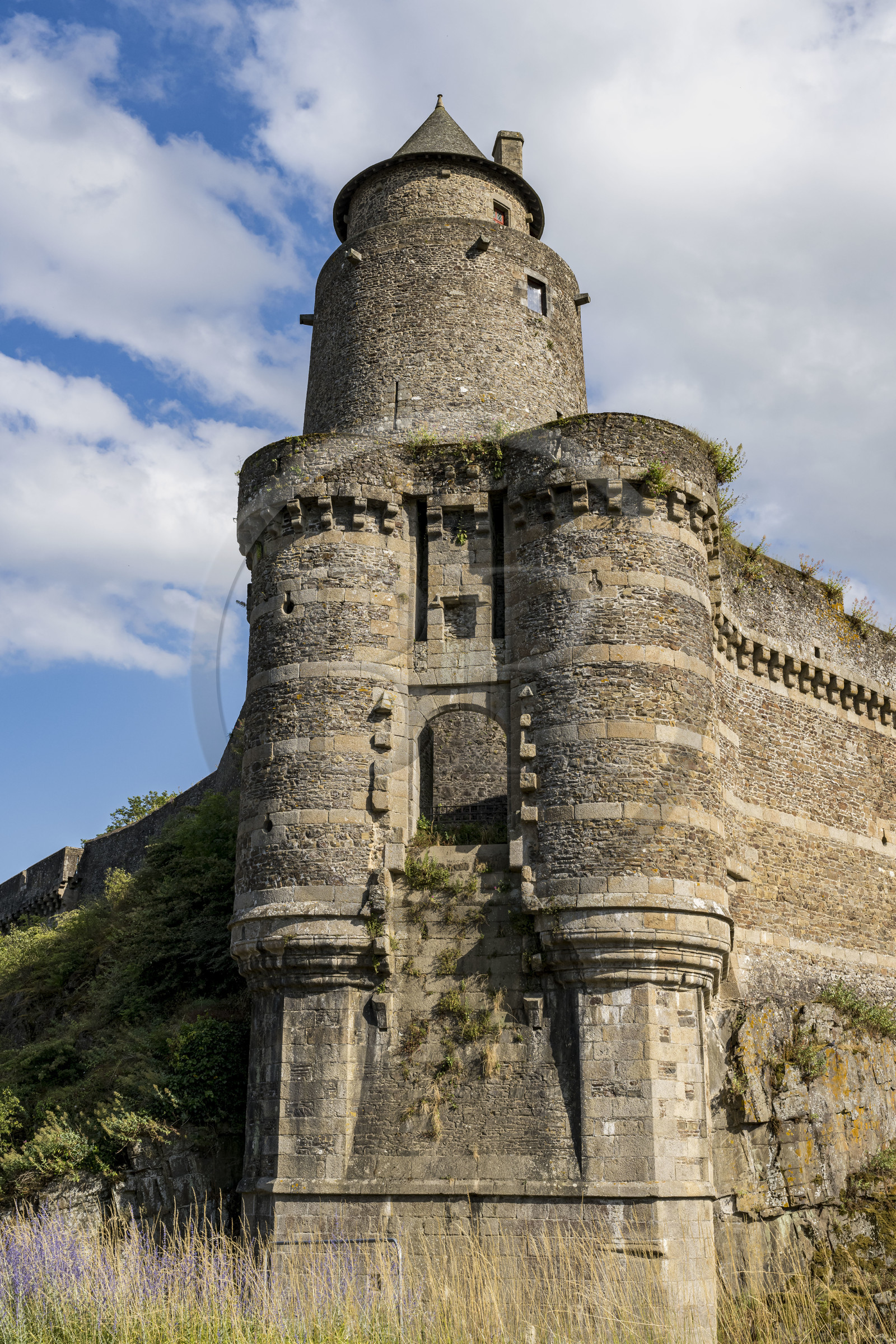 France, Ille-et-Vilaine (35), Fougères, château-fort du XIIe siècle, la Poterne ou tour d'Amboise surmontée de la tour des Gobelins