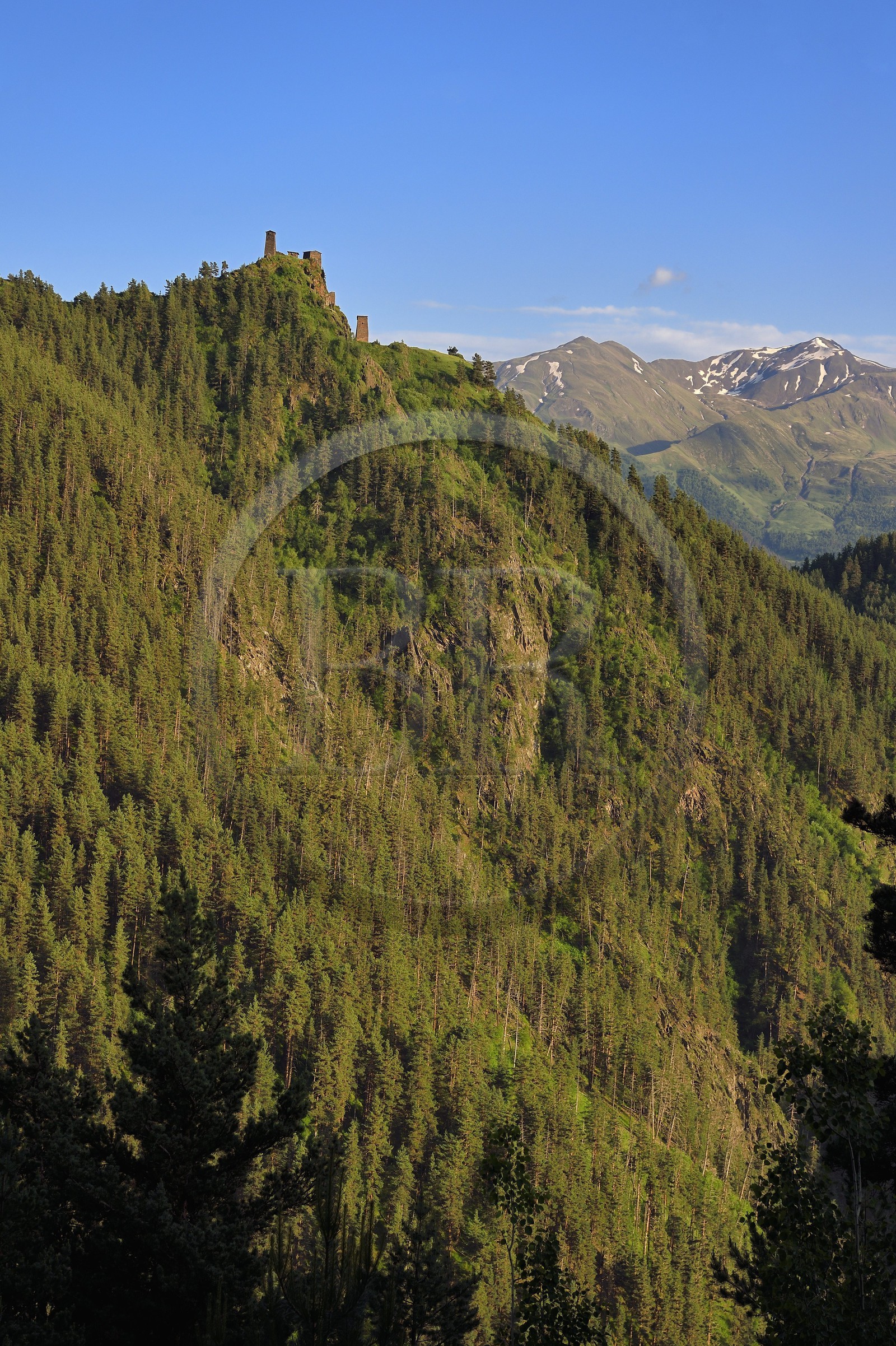 Géorgie, Kakheti, Parc national de Touchétie, Omalo, la forteresse de Keselo de Zemo (haut) Omalo a servi de refuge aux habitants en temps de guerre, tours fortifiées médiévales