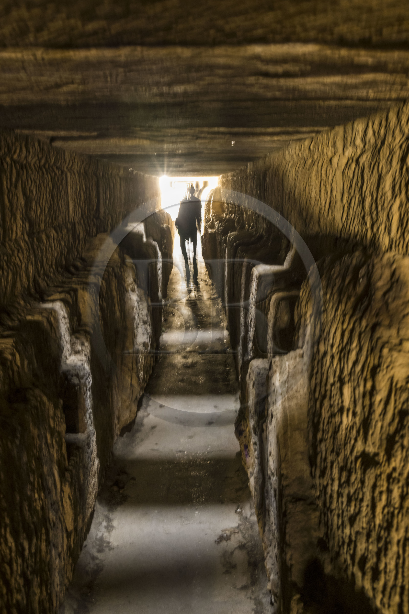France, Gard (30), le Pont du Gard classé Patrimoine Mondial de l'UNESCO, Grand Site de France, pont aqueduc romain qui enjambe le Gardon, concrétions calcaires déposées au fil des années sur les parois intérieures du conduit de l'aqueduc dans la partie supérieur du pont