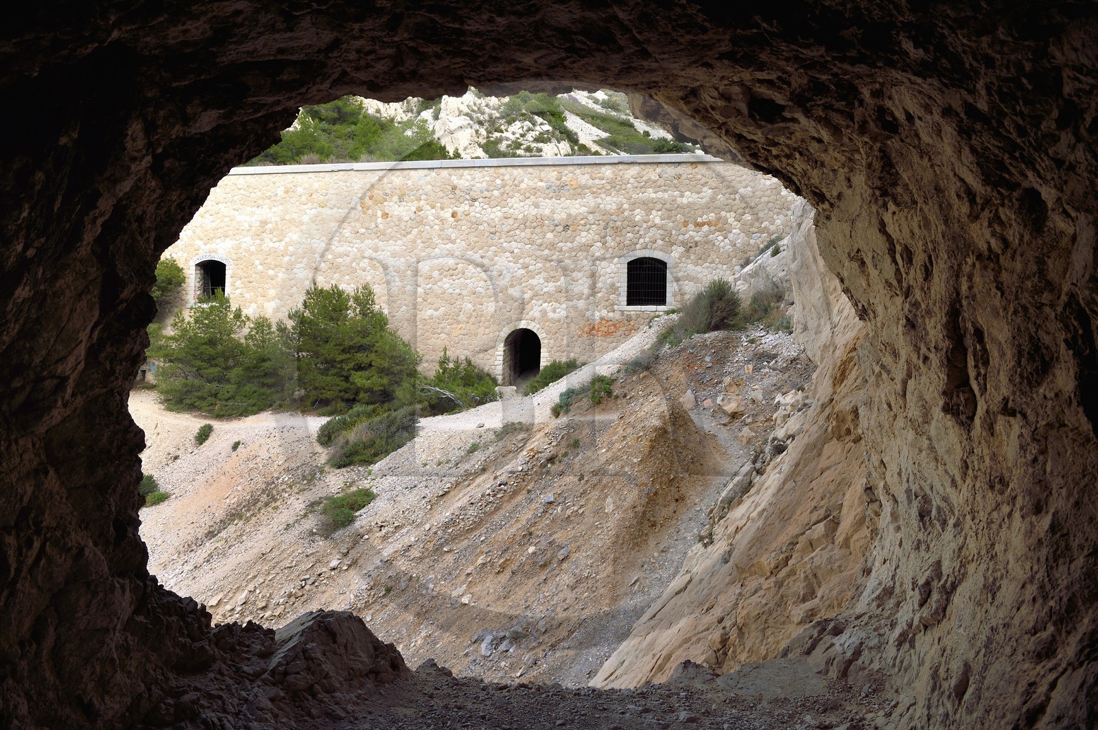 France, Bouches-du-Rhône (13), Le Rove vers Marseille, la Cote Bleue, randonnée de Niolon au Cap Méjean le long du Sentier des Douaniers qui longe la voie ferrée, tunnel ferroviaire du TER partiellement ajouré