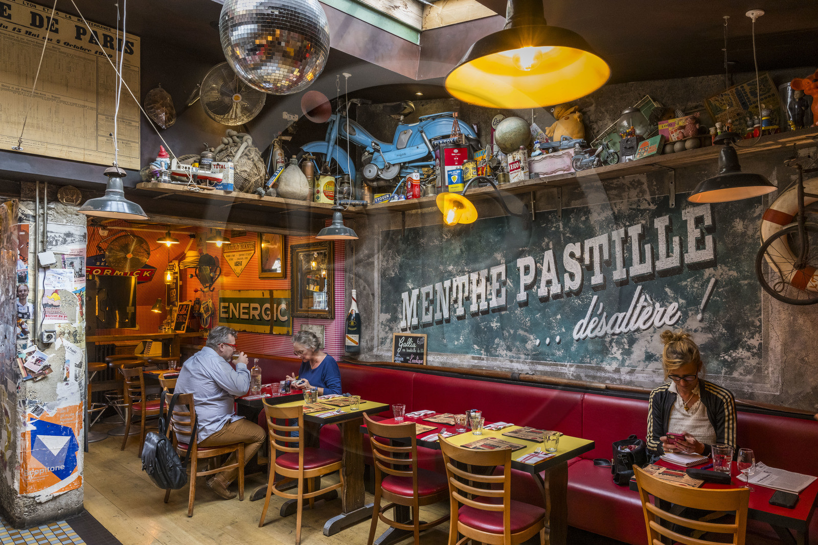 France, Loire-Atlantique (44), banlieue de Nantes, Rezé, quartier Trentemoult, le Café du Port sur le quai Robert Surcouf