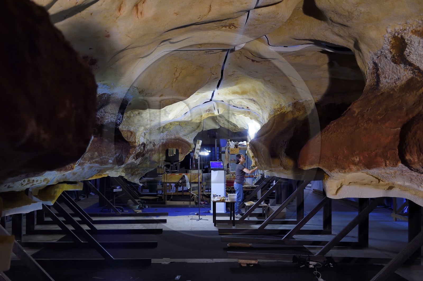France, Dordogne (24), Montignac, l’Atelier des Fac-Similés du Périgord (AFSP) spécialisé dans la reproduction minérale de parois ornées de la préhistoire et en charge de la reconstitution fidèle des parois de la grotte de Lascaux, reproductions des peintures, mention obligatoire Atelier des Fac-Similés du Périgord