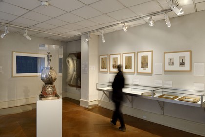 France, Haut-Rhin (68), Colmar, le Musée et maison natale de Bartholdi, Salle des oeuvres américaines, le Trophée Tiffany et le plâtre original de l'oreille de la statue de la Liberté en arrière plan