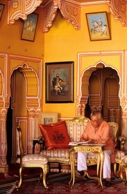 Inde, état du Rajasthan, région du Shekhawati, Fort de Dundlod, le Thakur (seigneur) Rajbir, dans la superbe salle d'apparat du Diwan Khana