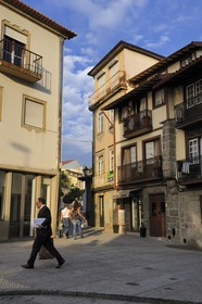 Portugal, région du Minho, Guimaraes, ville classée Patrimoine Mondial de l' UNESCO, passage vers la place Largo dos Laranjais