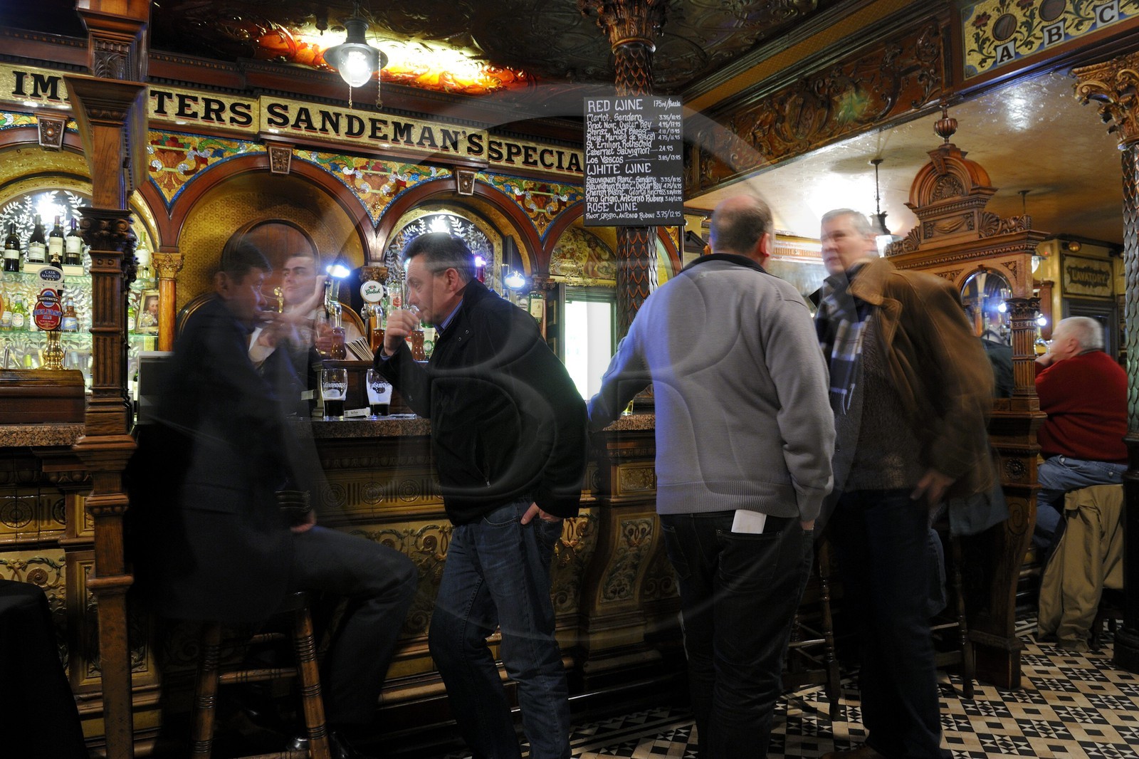 Royaume-Uni, Irlande du Nord, Belfast, le Crown Liquor Saloon fondé en 1826 est le seul pub à faire partie du National Trust (Monuments Historiques)