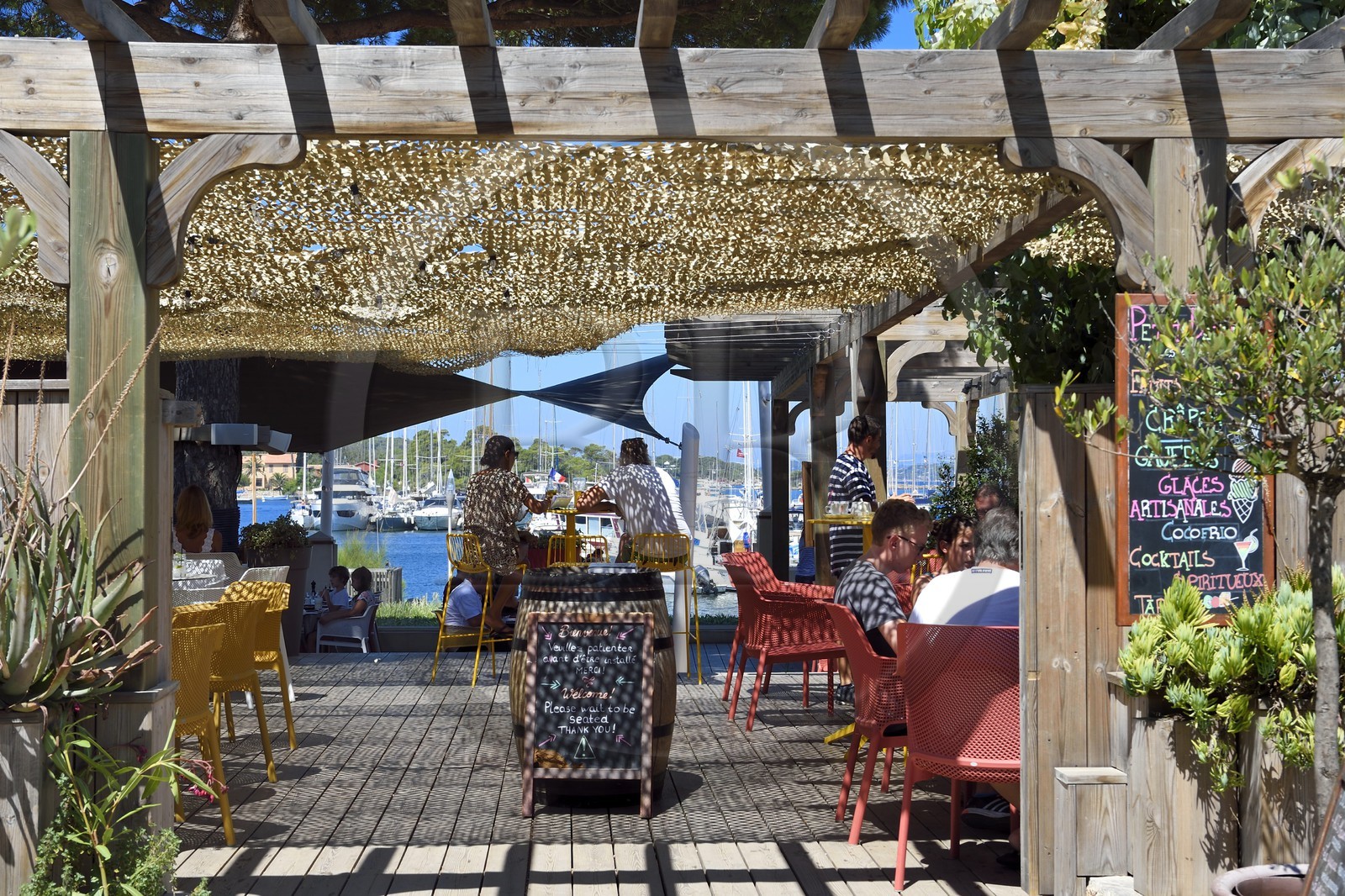 France, Var (83), Iles d'Hyères, parc national de Port Cros, Ile de Porquerolles, village de Porquerolles, terrasses du restaurant L'Escale Porquerolles dans la rue principale