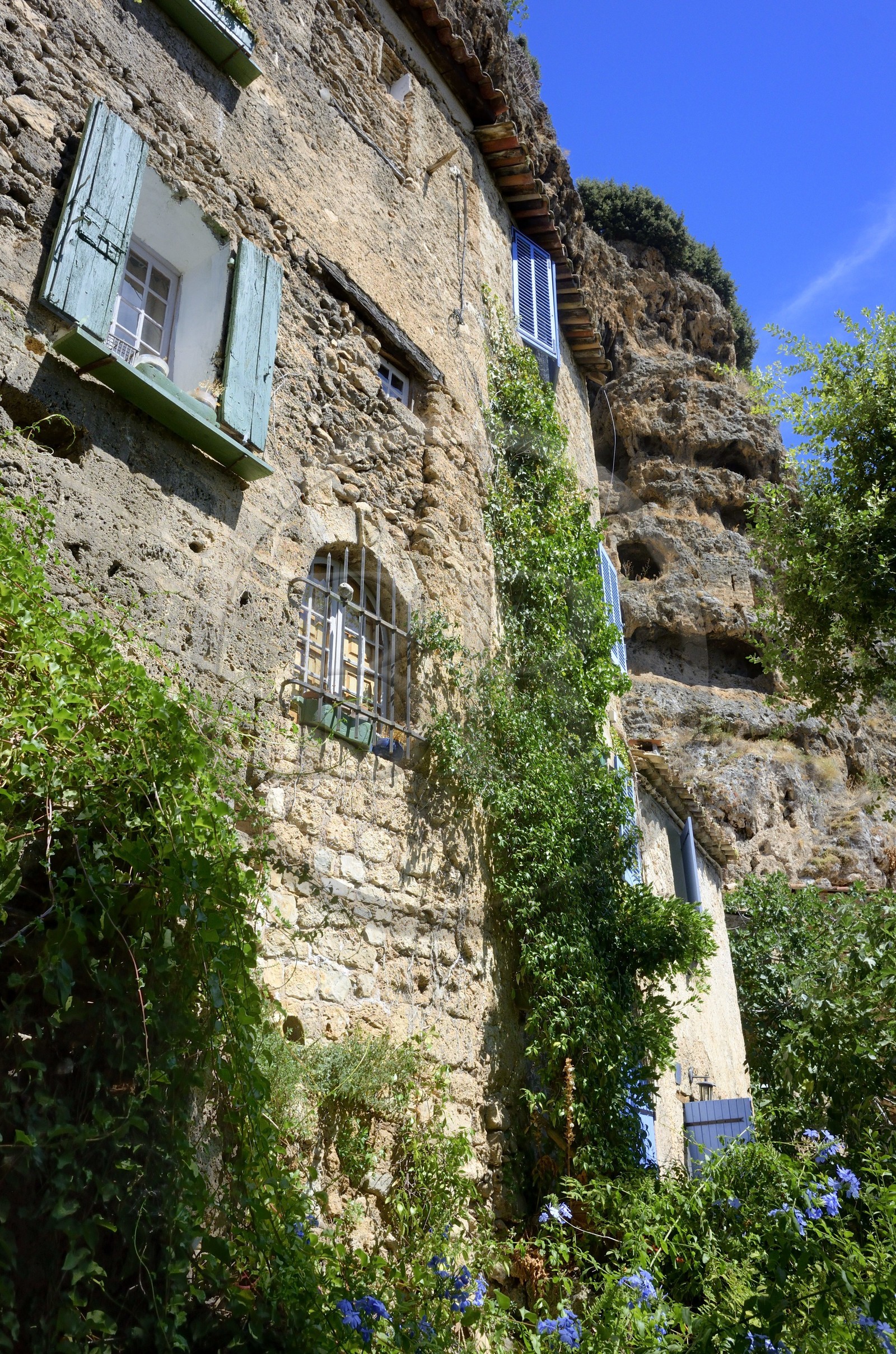France, Var (83), Provence Verte, Cotignac, habitat troglodytique dans la falaise de tuf de 80 mètres de haut et 400 mètres de large