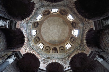 France, Var (83), Fréjus, la cathédrale Saint Léonce (XVIe siècle), dome du baptistère octogonal paléochrétien du Ve siècle qui réemploie des colonnes antiques