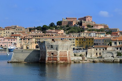 Italie, Toscane, l’Ile d’Elbe, Portoferraio, le Fort Stella dans la vieille ville et la Tour Torre del Martello à l'entrée du vieux Port