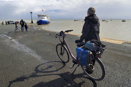 France, Charente-Maritime (17), Fouras, cycliste faisant la véloroute La Flow Vélo à l'embarquement sur la navette faisant la liaison avec l'ile d'Aix au port de la Pointe de la Fumée
