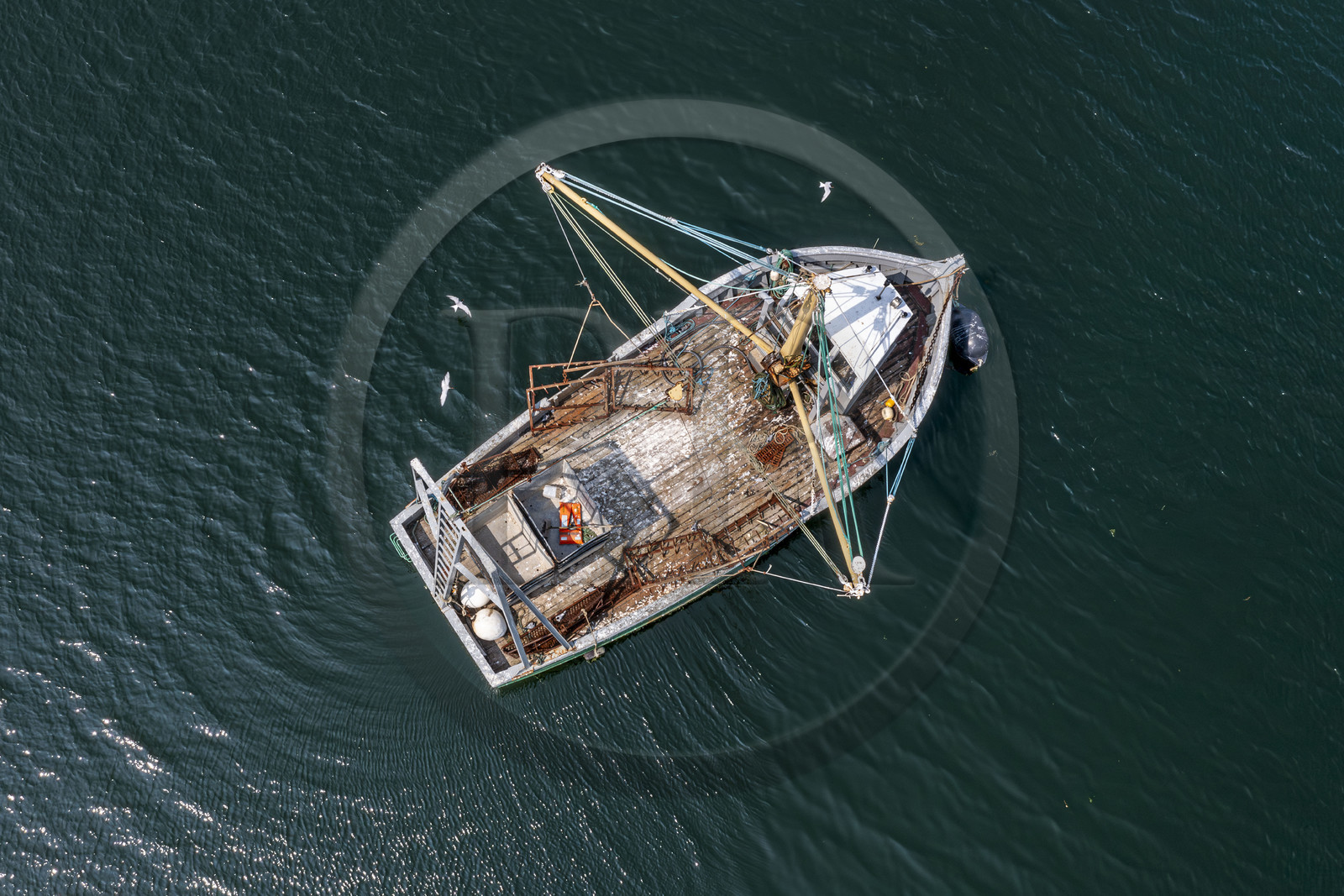France, Finistère (29), Pays des Abers, Aber Wrac'h, Plouguerneau, dragueur en bois des années 60 specialement conçu pour l'ostréiculture (vue aérienne)