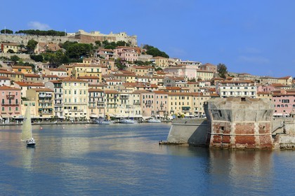 Italie, Toscane, l’Ile d’Elbe, Portoferraio dominée par la forteresse Médicis et la Tour Torre del Martello à l'entrée du vieux Port
