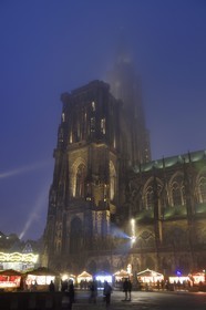 France, Bas-Rhin (67), Strasbourg, centre historique classé Patrimoine Mondial de l'UNESCO, place du Chateau, marché de Noël (Christkindelsmarik) au pied de la Cathédrale Notre Dame