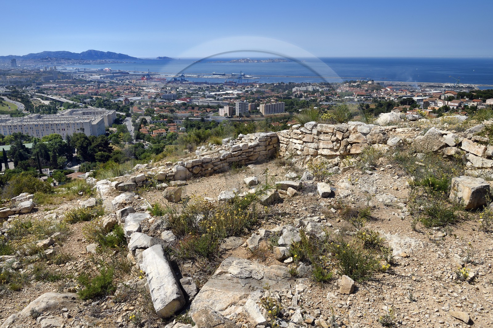 France, Bouches-du-Rhône (13), Marseille, les quartiers Nord, site archéologique celto-ligure de l'oppidum de Verduron fondé à la fin du IIIe siècle av. J.-C au premier plan, la Cité Castellane et le Grand Port Maritime en arrière plan