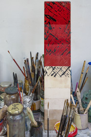 France, Hauts-de-Seine (92), Colombes, l'artiste et laqueur Isabelle Emmerique dans son atelier, panneau présentant les différentes étapes du laquage jusqu'à 40 couches (en haut)